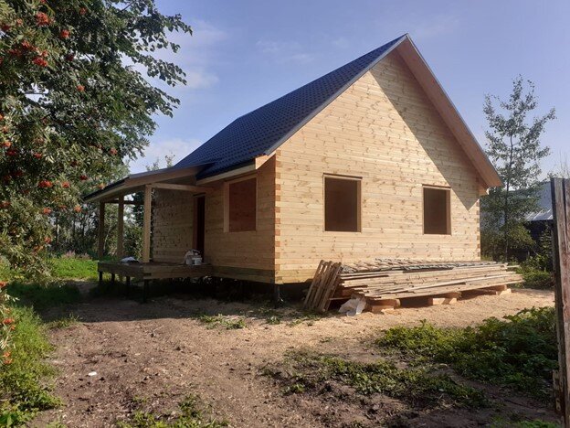 дом из бруса.Источник https://www.mastermay.ru/stati/kak-konopatit-dom-iz-brusa