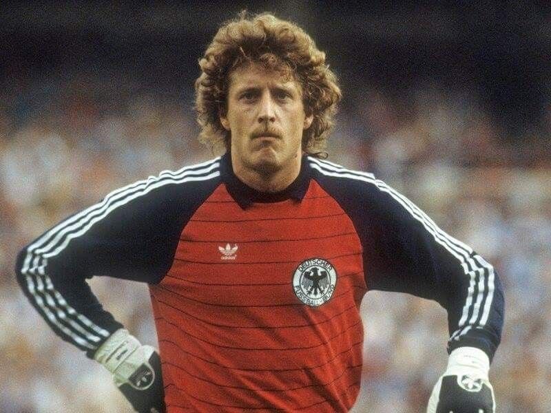 Харальд Антон Шумахер - немецкий футболист, вратарь. Чемпион Европы 1980 года, серебряный призёр чемпионатов мира 1982 и 1986 годов, участник чемпионата Европы 1984 года. Лучший футболист ФРГ 1984 и 1986 годов.