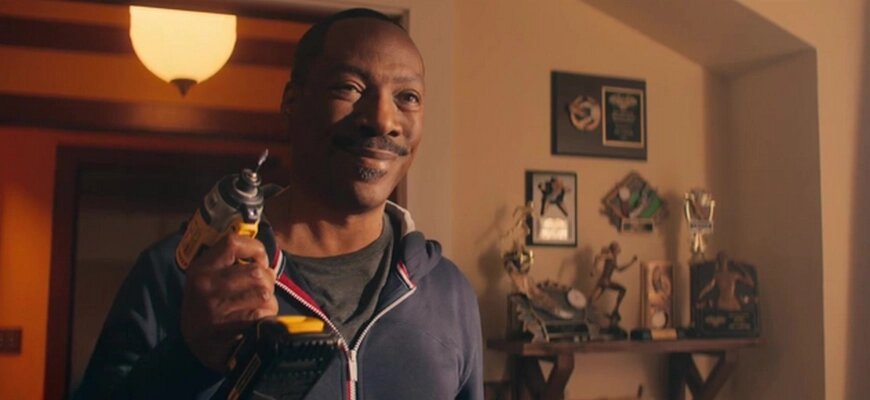 Эдди Мёрфи в роли Криса Карвера в фильме «Конфетный переулок» (Candy Cane Lane) Кадр из трейлера «Конфетный переулок»