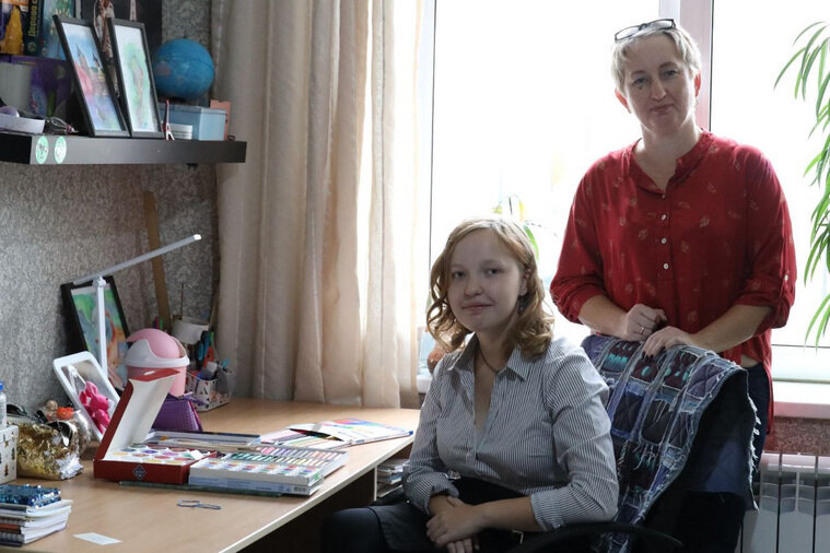    Победительница Всероссийского конкурса рисунков Дарья Глущенко (слева)