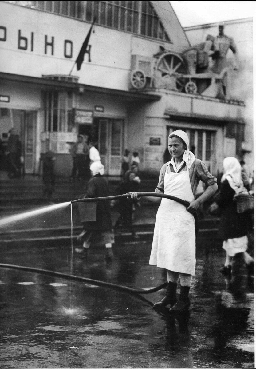 У входа в Арбатский рынок. Фото 1934 года. Источник www.pastvu.com