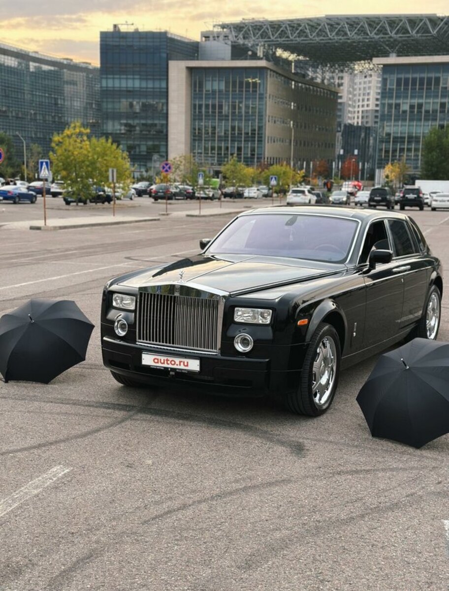 ● Английская классика  -  Rolls-Royce Phantom, 2008 г.в. - самый дорогой автомобиль на auto.ru. Цена - жалкие (отностительно цены на Чанган) 200 000 000 ₽.Спросите почему так дорого за "BMW 7 в смокинге", когда их рынок от 13 до 17 "деревянных", миллионов конечно?Ответим! В описании продавца указано, что это не просто "вшивый" Фантом, а 1 из 3 и единственный в СНГ Rolls-Royce Phantom Manhattan 🎩 в самой полной комплектации, с пробегом в 68000 км и в идеальном состоянии. Как считаете цена оправдана или это та самая жадность?🤔https://auto.ru/cars/used/sale/rolls_royce/phantom/1120801515-82fbd183/