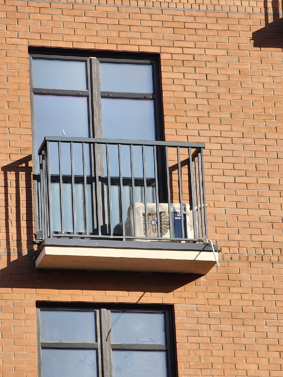 Мини-балкон с кондиционером и трубкой для вывода конденсата на головы прохожим