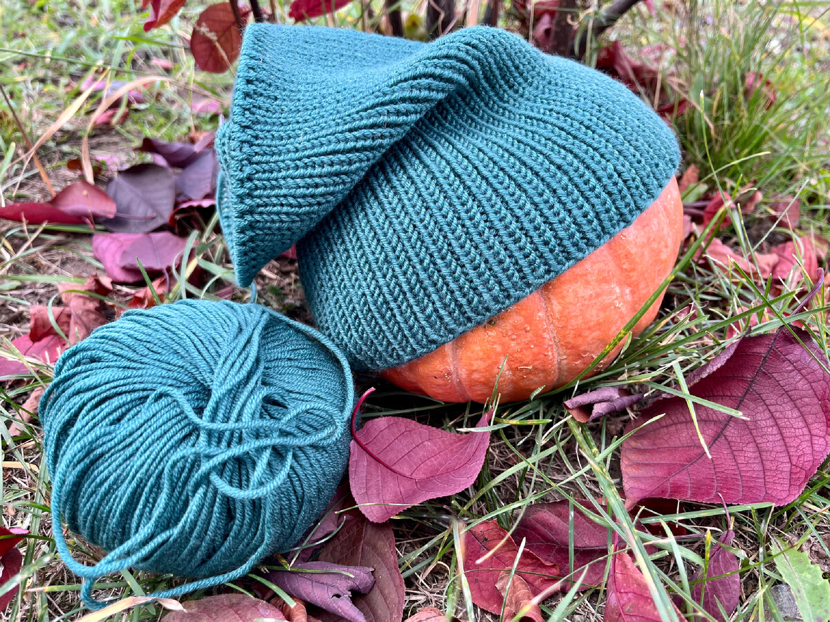 Осенний натюрморт вязанутой женщины. Тыковка на тыкве. Холст, меринос.