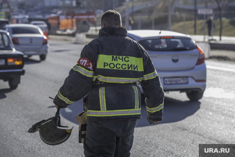    В Березниках Пермского края спасатели МЧС тушили автобус