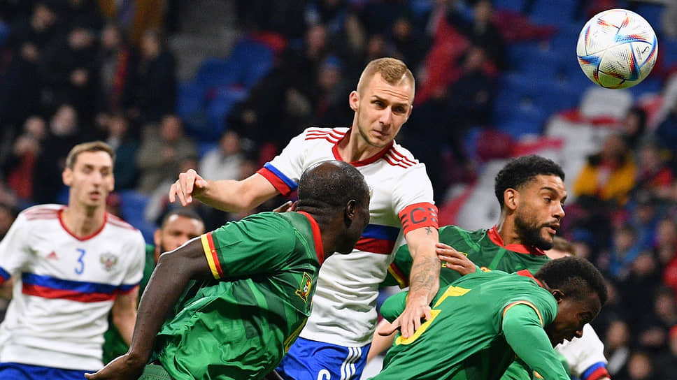 Фото: Антон Новодерёжкин / Коммерсантъ📷Сборной России удалось продавить физически мощную камерунскую команду и забить победный гол после навеса в штрафную площадь