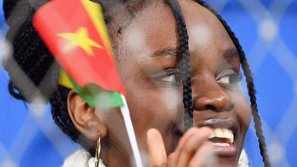 Фото: Антон Новодерёжкин / Коммерсантъ📷Камерунские болельщицы перед началом матча