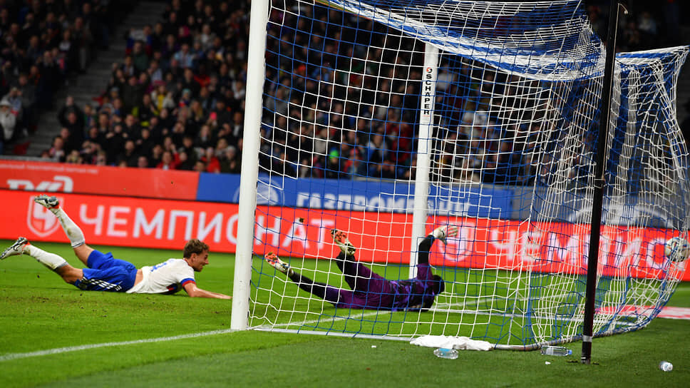 Фото: Антон Новодерёжкин / Коммерсантъ📷Игрок сборной России Федор Чалов (слева) и вратарь сборной Камеруна Фабрис Ондоа (справа) во время матча