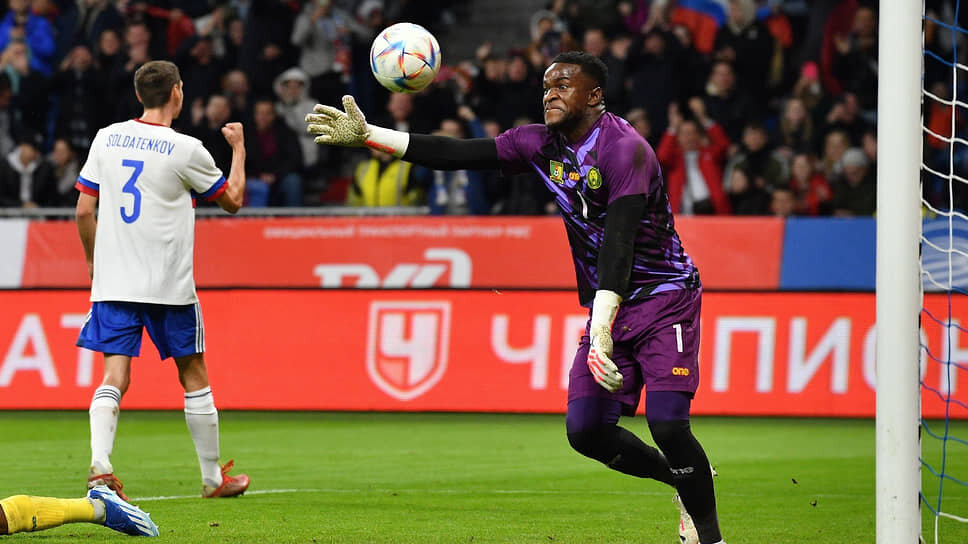 Фото: Антон Новодерёжкин / Коммерсантъ📷Вратарь сборной Камеруна Фабрис Ондоа (справа) во время матча