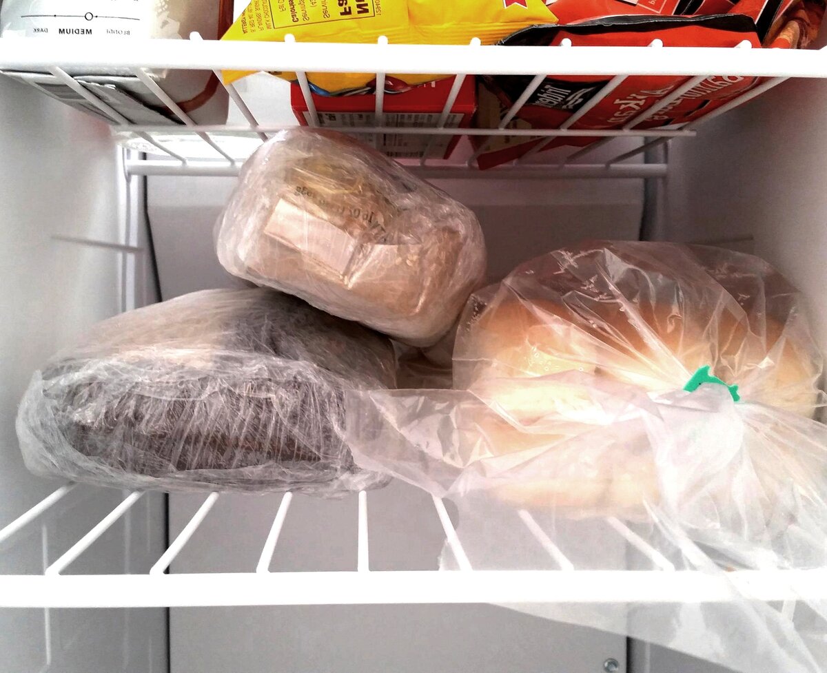 Можно хранить торт в морозилке. Хлеб в холодильнике. Хлеб в морозилке. Хранение хлеба в холодильнике. Заморозка хлеба для хранения.