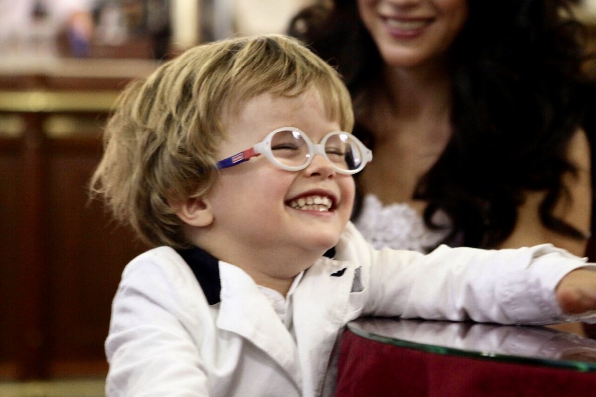 Очаровательный ребёнок пока у него хорошее настроение, а испортить его может всё, что угодно. 