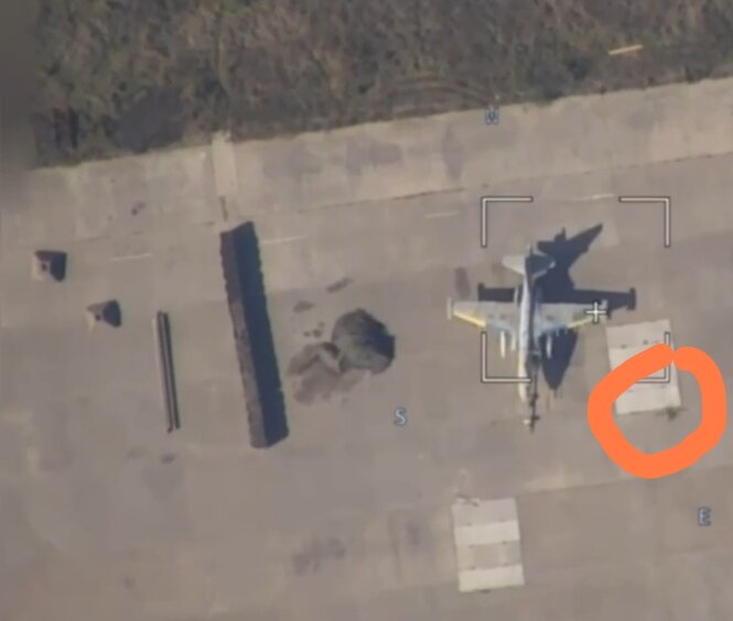 Поражение голубоватоделтого штурмовика Су-25 дроном камикадзе.