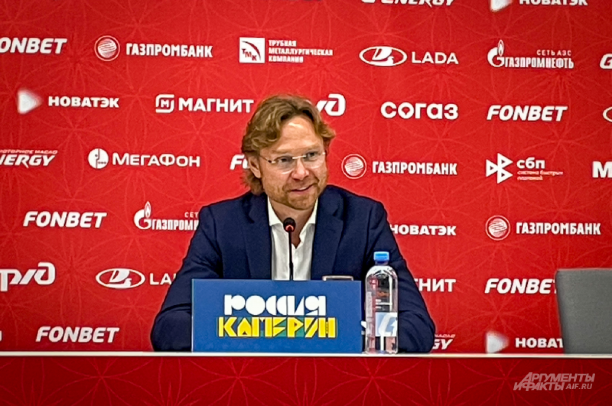    Главный тренер сборной России Валерий Карпин.