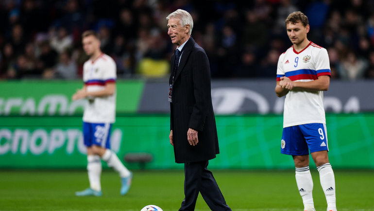 Валерий Кузьмич Непомнящий начинает матч Россия - Камерун