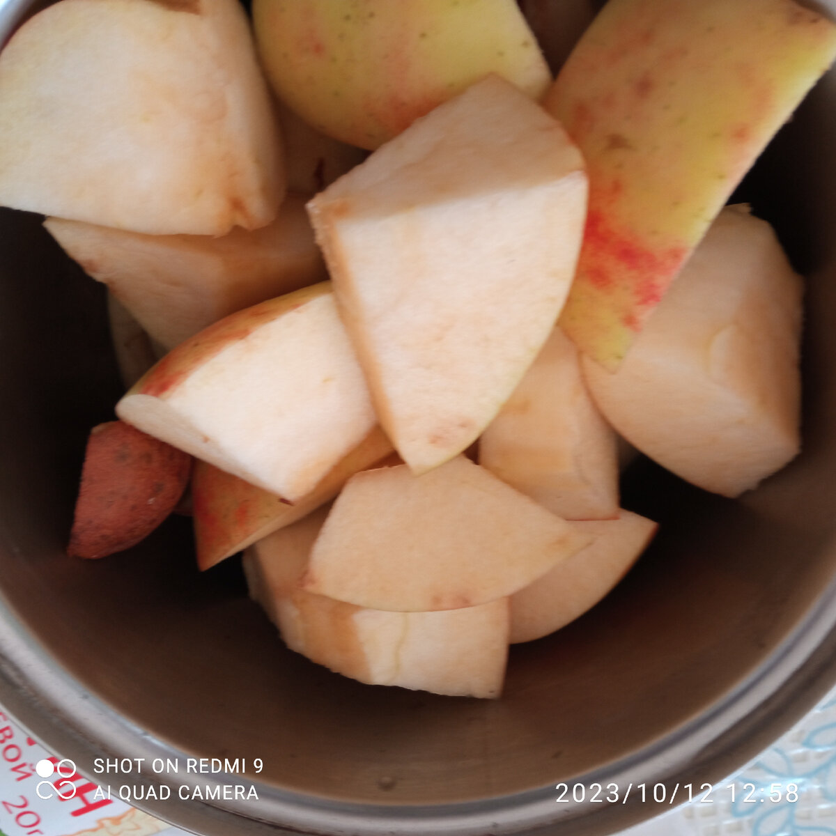 Яблоки по 40₽.