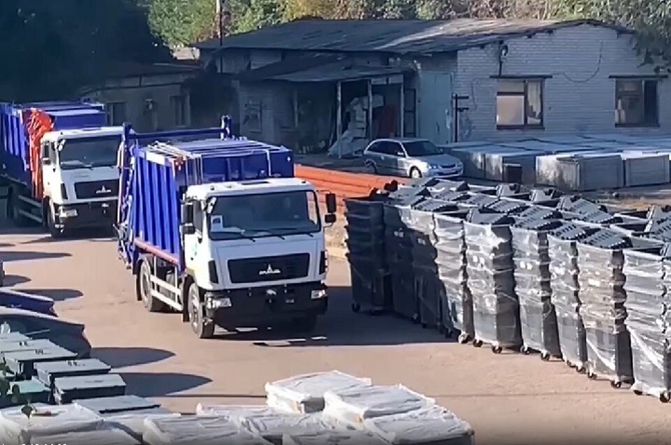    В регион поступили еще 8 мусоровозов и контейнеры для отходов. Фото: Минстрой ДНР