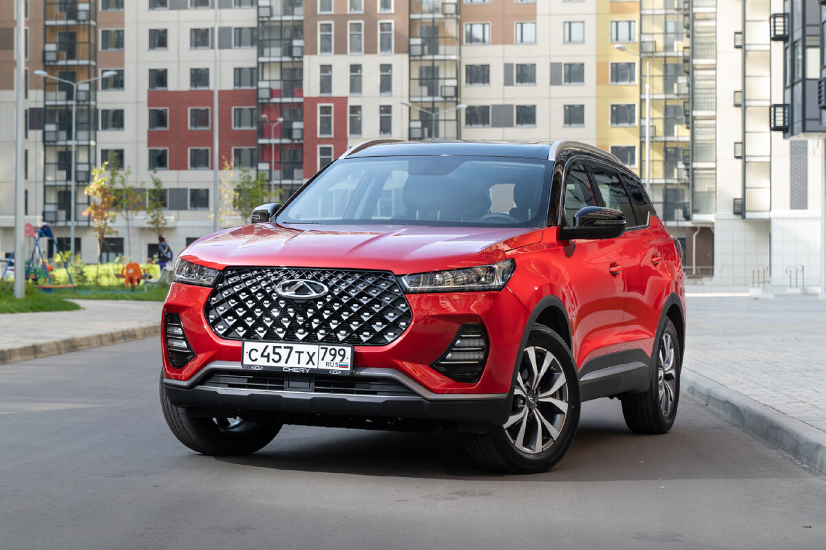 В российской гамме марки Chery до недавних пор было три кроссовера, и все они назывались Tiggo. Классифи­цировать их можно было по цифровым индексам: Tiggo 4 – компакт-кроссовер сегмента Hyundai Creta, Tiggo 7 – средне­размерная модель, условно соперни­чающая с Volkswagen Tiguan, а Tiggo 8 – более крупный семи­местный автомобиль, который пока носит статус флагманского. Вроде всё ясно, но сумятицу внезапно внесла новая модель под названием Chery Tiggo 7 Pro, которую начали продавать одно­временно с обычным Tiggo 7. Что это — особая версия, новая модель или автомобиль следующего поколения? Выясняем на примере топ-комплектации стоимостью менее 1,7 млн рублей, что уже само по себе звучит привлекательно.
Chery Tiggo 7 Pro
1 519 900 - 1 689 900 ₽
Выбор редакции: Комплектация Elite за 1 589 900 ₽
Оценка: 3.4 из 5
Плюсы
Яркая внешность
Неплохая отделка салона
Вместительный салон
Минусы
Валкость и несобранность подвески
Своенравный вариатор
Неинформативные приборы
Стоимость владения* в год при пробеге 17 500 км:
ОСАГО
12 250 ₽
КАСКО
79 500 ₽
ТО за год
11 850 ₽
Транспортный налог
5145 ₽
Топливо
84 930 ₽
Итого
193 675 ₽