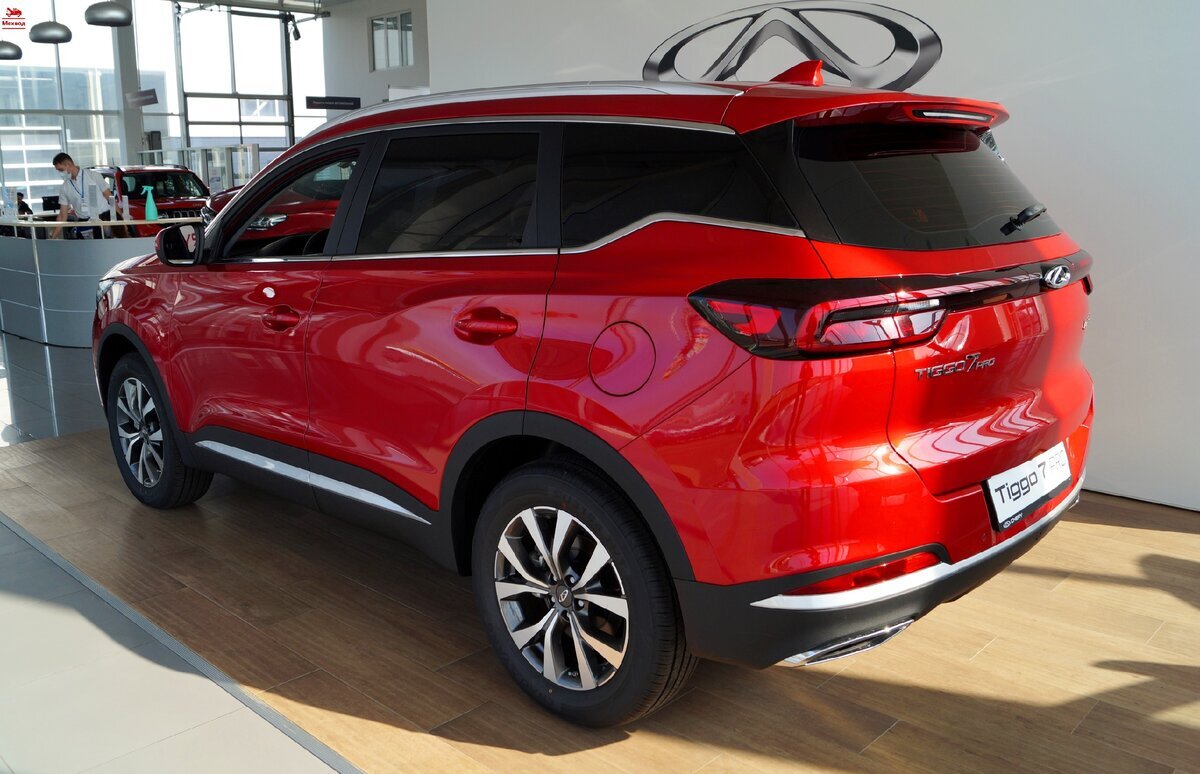  Интерьер
Салон не пленяет изысканной стилистикой, но выглядит опрятно и — на первый взгляд — качественно. Здесь сдержанный современный стиль, мягкие поверх­ности везде, куда дотяги­вается рука, аккуратный дисплей медиа­системы, рельефные кресла, симпатич­ная «баранка» и необычная рукоять вариатора. Но когда дело доходит до деталей, то сложившийся образ продуман­ного и хорошо сделан­ного продукта начинает рассы­паться из-за мелких, а местами и крупных придирок. Мягкая кожа на деле оказывается скользким кожзамом, сенсорные клавиши климати­ческой установки неудобны и не всегда срабаты­вают с первого раза, а пёстрый дисплей панели приборов откровенно неудобен.
С эргономическими промахами водителя пытается примирить удачная атмо­сферная подсветка и симпатичная графика дисплеев. Но вот на красивую картинку панорамных камер с изображе­нием виртуальной машины полностью полагаться не стоит: электроника вписывает нарисованный кроссовер в окружающий мир неточно и часто ошибается, склеивая изображения с камер. Наконец, нефиксиру­емый селектор коробки, который так хорошо выглядит на фото­графиях, тоже требует привыкания. Как и на автомобилях Volvo и Geely, водителю приходится пере­проверять, включилась ли нужная позиция, а также толкать рычаг дважды, каждый раз переходя через нейтраль.