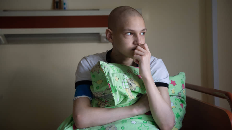 Фото: Надежда Храмова / Коммерсантъ📷Уже полгода, как Матвей в больнице. Сил не хватает, даже чтобы дойти до окна и посмотреть, что делается на улице