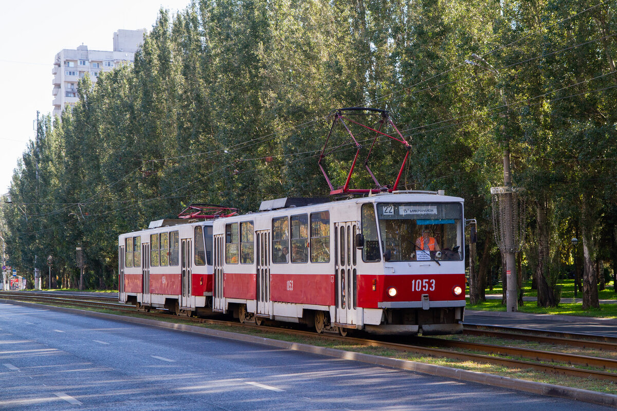 Проспект Ленина. Эта Татра Т6Б5 построена в 1988 году, и ничего, катается.