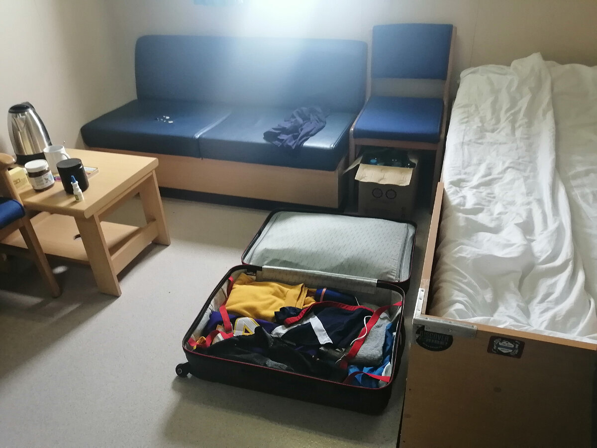 Стандартный набор возвращенца с контракта: честно добытые батарейки и лампочки, занимающие половину чемодана.