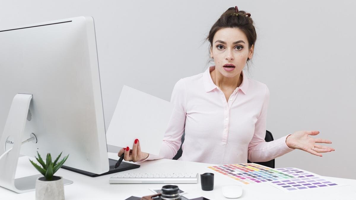    Удивленная женщина за компьютером:freepik.com