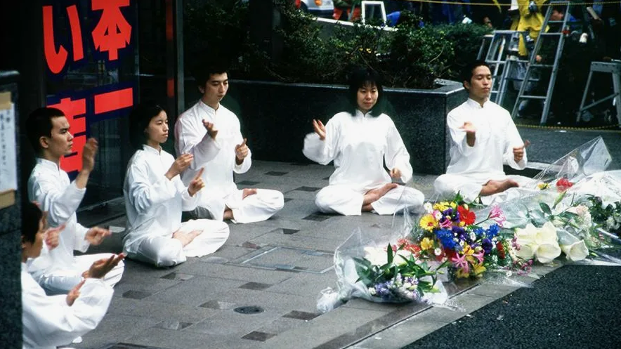 Один японец придумал новую религию, к которой присоединились сходу несколько тысяч японцев. И ряды его последователей растут просто по экспоненте. Это религия «Идите домой».
