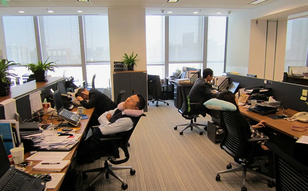 Офис мошенников. Офис с сотрудниками. Рабочий день в офисе. Сон в офисе. Сиеста в офисе.