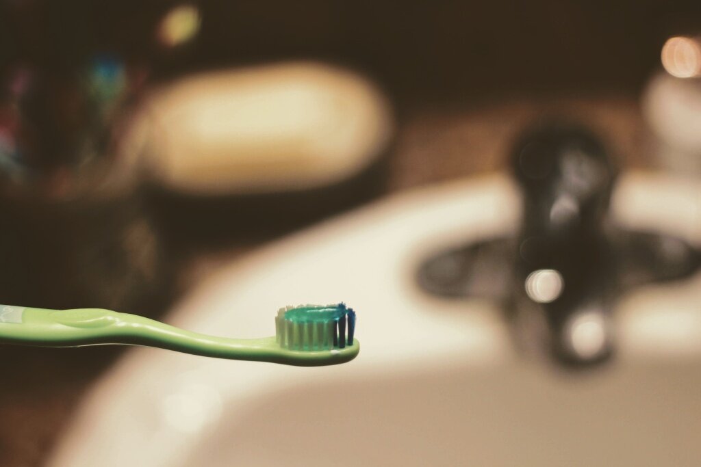 Привести эмаль в идеальное состояние можно и без помощи стоматологов, если правильно ухаживать за своими зубами и деснами. Гигиена полости рта — важная составляющего ежедневного ухода за зубами.-3