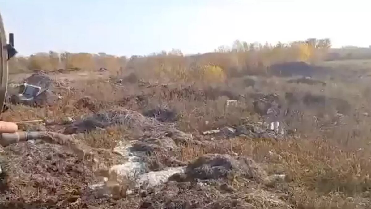     На выезде в Аскизском районе ассенизаторы устроили слив отходов в неположенном месте.