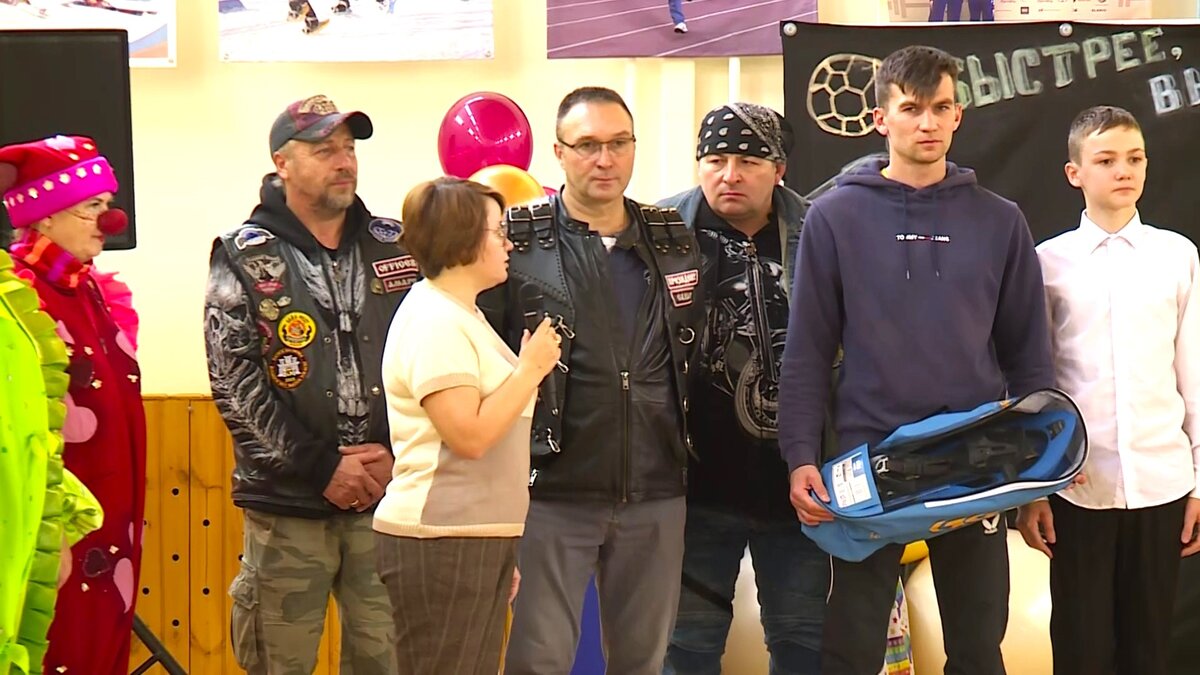    В Нефтеюганске байкеры подарили детям снегоступы