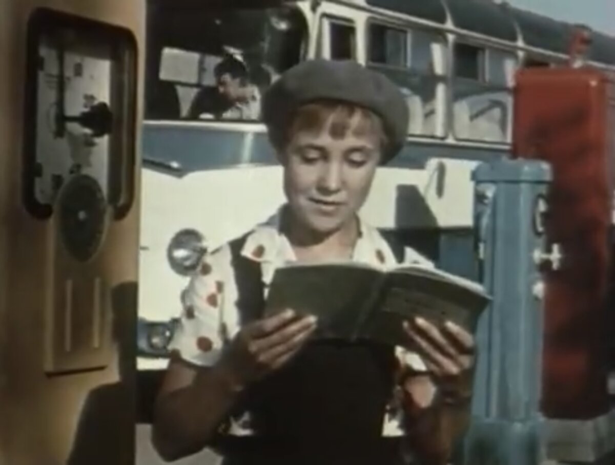 Королева бензоколонки пчелы. Королева бензоколонки фильм 1962. Надежда Румянцева Королева бензоколонки. Королева бензоколонки фильм 1962 кадры. 1962 - Королева бензоколонки (Николай Литус, Алексей Мишурин) Постер