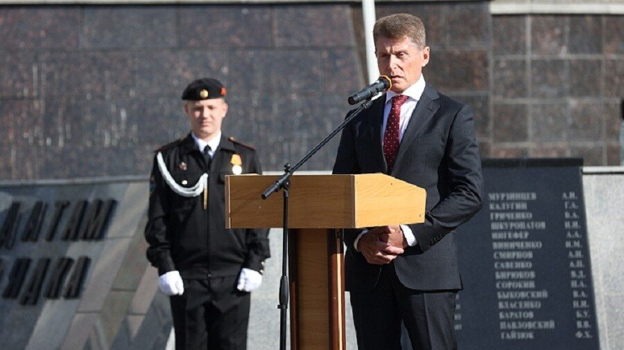     В Приморье прошло торжественное мероприятие — почтили память павших при исполнении служебного долга сотрудников правоохранительных органов. Торжественную речь произнёс глава края Олег Кожемяко.