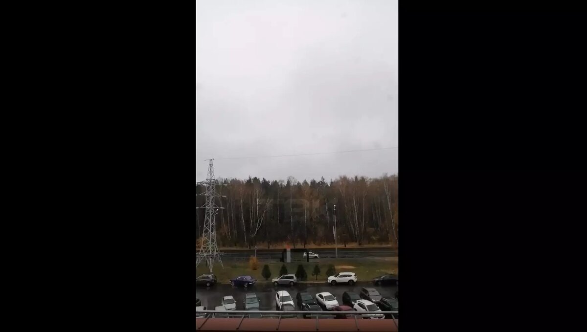     Жители Красноярска заметили первый снег 13 октября в разных районах города.