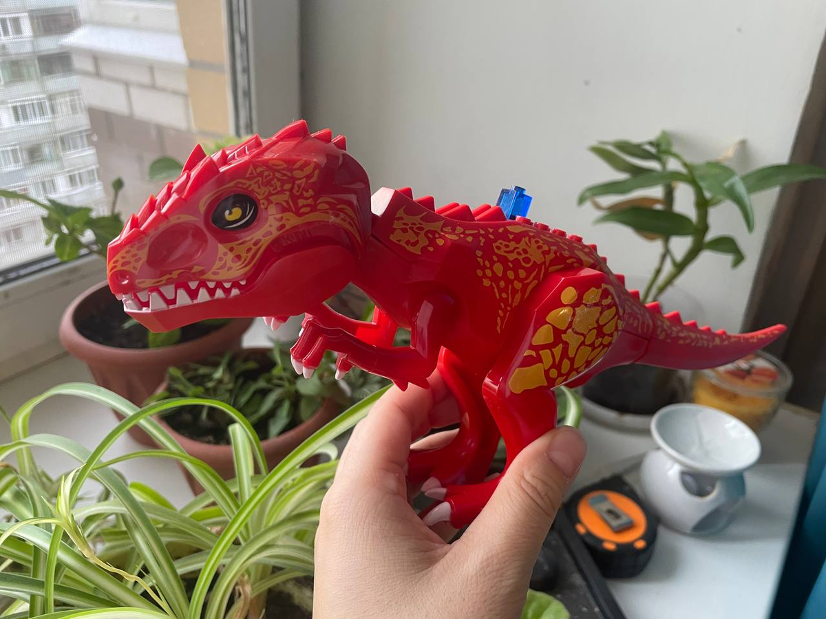 Динозавр из набора конструктора. 