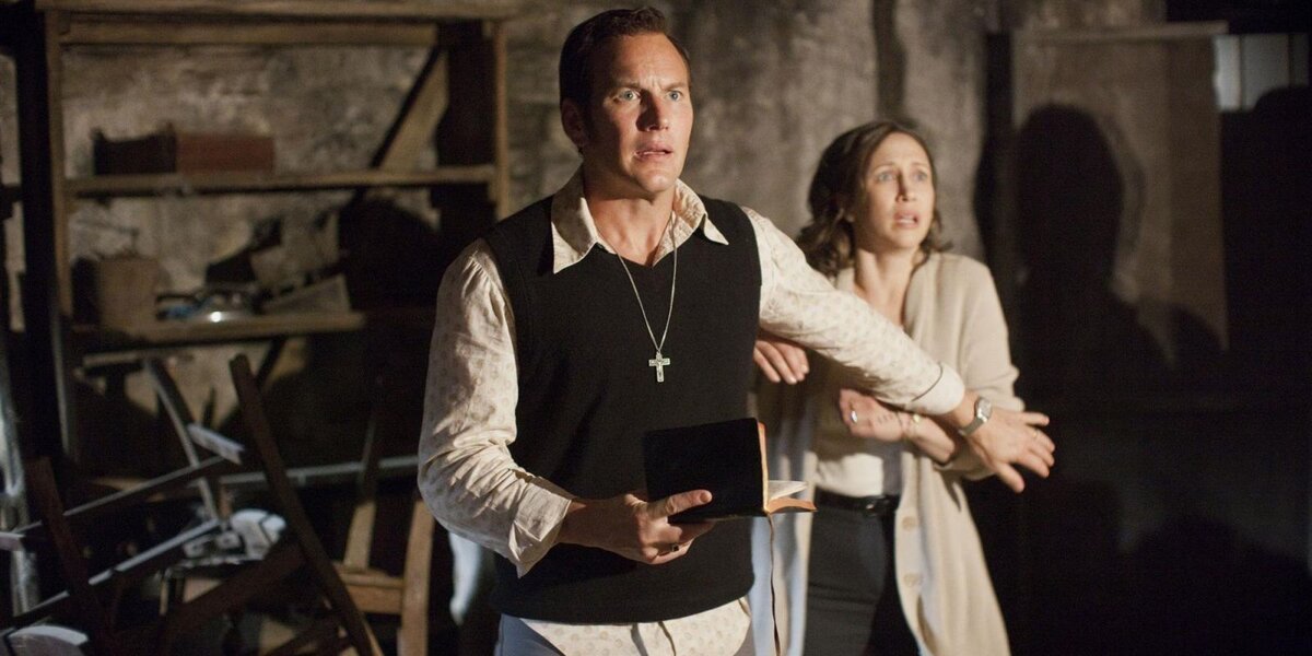 В основу сюжета легла правдивая истории семидесятых годов, когда специалисты по паранормальным явлениям Лоррэйн и Эд Уоррен приехали по тревожному сигналу семьи Перрон. Перед этим семейство приобрело фермерский домик, которому требовался ремонт - там были просторные спальни, живописные виды… а также ужасное проклятие и ведьма; о них почему-то агент по недвижимости не упомянул… Вынужденные сражаться с могущественной демонической сущностью Уоррены сталкиваются с самым пугающим случаем в своей жизни.