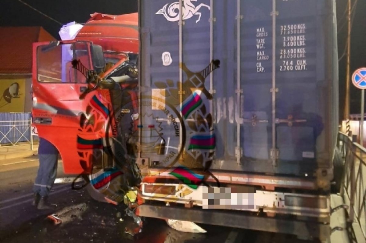    На Кубани в жестком ДТП с двумя грузовиками погиб водитель DAF