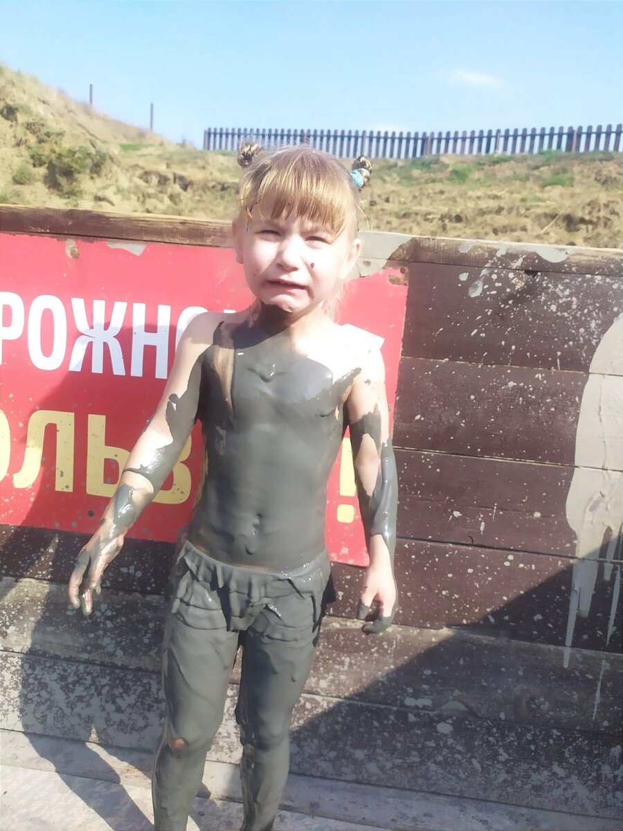 Понятно же, что Мелиса очень красивая и хорошая девочка. Просто ее нужно помыть! Там написано "Осторожно скользко!"  Но Мелиса пока не умеет читать. Но зато уже умеет петь!