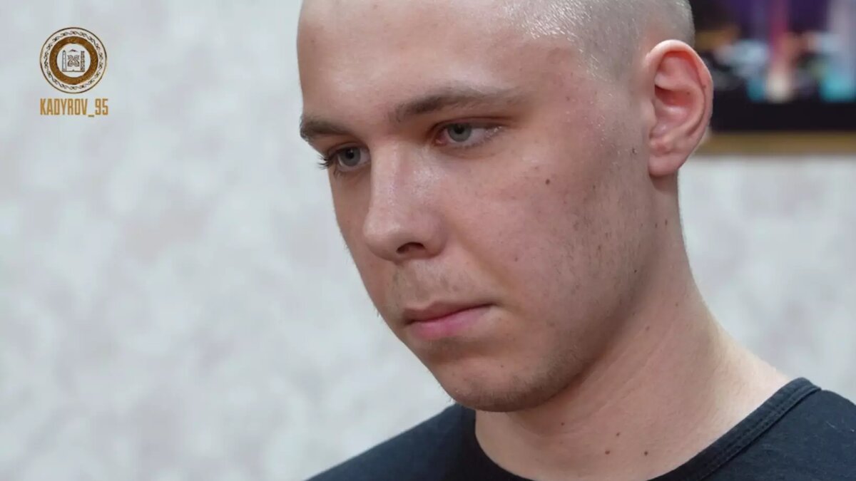     Глава Чечни Рамзан Кадыров выложил в своем телеграм-канале кусочек видео со встречи с Никитой Журавелем из Волгограда, сжегшим Коран. На нем молодой человек отмечает, что хочет принять ислам, но тот ему не верит.