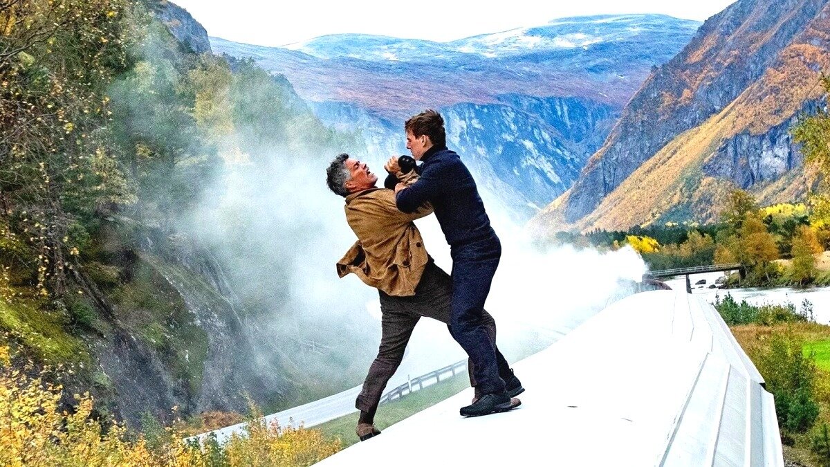 Пассажиры индийских поездов недоумевают: глядите - в наружном суперэкономклассе ни одно место не занято, а эти двое что-то не поделили!  