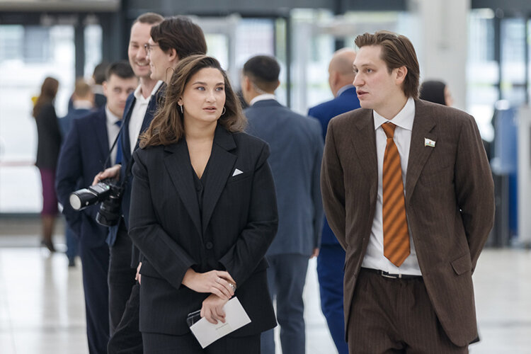    Приятно выделялся владелец холдинга «Красный Восток Агро» Адель Хайруллин: он вошел в зал им. Шакирова в кофейного цвета двойке в компании молодой наследницы агрохимической фирмы «Татагрохимсервис» Раили Калимуллиной Фото: Сергей Елагин