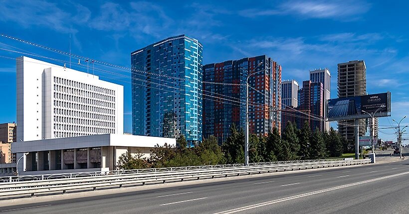 Улица Кирова, Октябрьский район Новосибирска. Разная высотность и выход за красную линию создаёт хаос в застройке. 