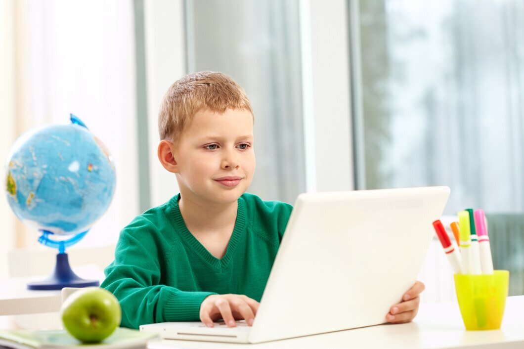 <a href="https://ru.freepik.com/free-photo/schoolboy-with-a-laptop-on-his-desk_863190.htm#query=%D1%80%D0%B5%D0%B1%D0%B5%D0%BD%D0%BE%D0%BA%20%D0%B7%D0%B0%20%D0%BA%D0%BE%D0%BC%D0%BF%D1%8C%D0%B1%D1%8E%D1%82%D0%B5%D1%80%D0%BE%D0%BC&position=12&from_view=search&track=ais">Изображение от pressfoto</a> на Freepik