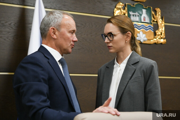    В отсутствие губернатора Анну Гурарий поздравлял его зам Олег Чемезов