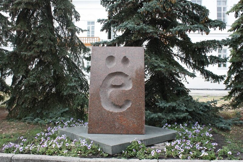 Быстрее и лучше всего в союзных республиках осваивался русский матерный язык.
