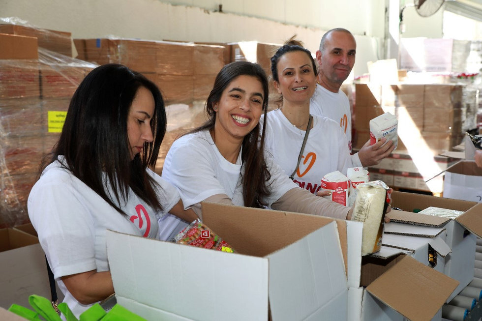 Волонтеры собирают продовольственную помощь