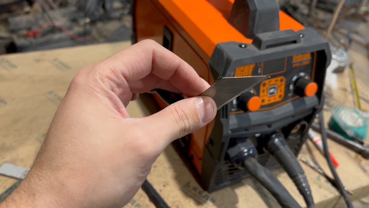 Сваривать такой тонкий лист металла, толщина 0.4мм.