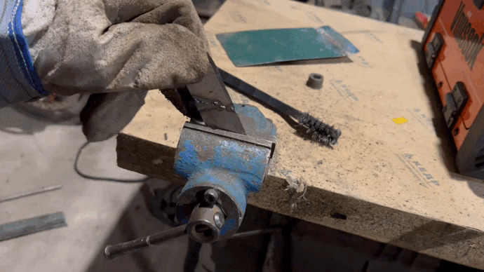 Лезвие не сломалось по шву.