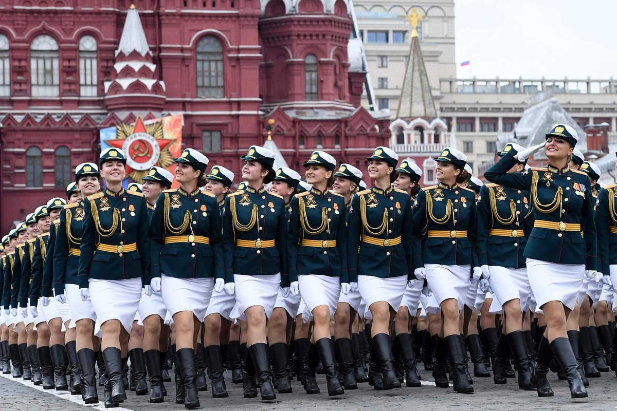 Женщины военные на параде Победы. Женщины военнослужащие на параде. Девушки на параде Победы. Войска на параде Победы.