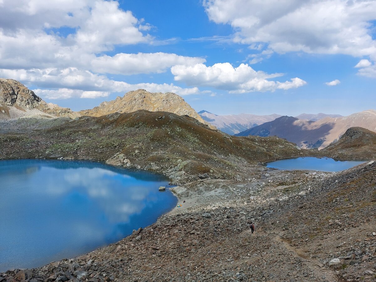 Тропа на спуске каменистая, но не вызывает трудности